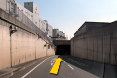 車でのアクセス案内（港島トンネル入口）