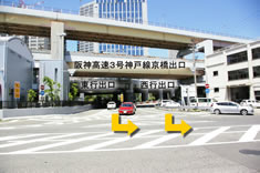 車でのアクセス案内写真(京橋出口を出て一般道を左折)