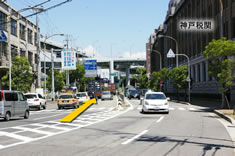 車でのアクセス案内写真(神戸税関前を通過)