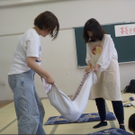 バスタオルに赤ちゃんを寝かせてゆらゆら