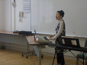 音楽療法で脳トレの様子